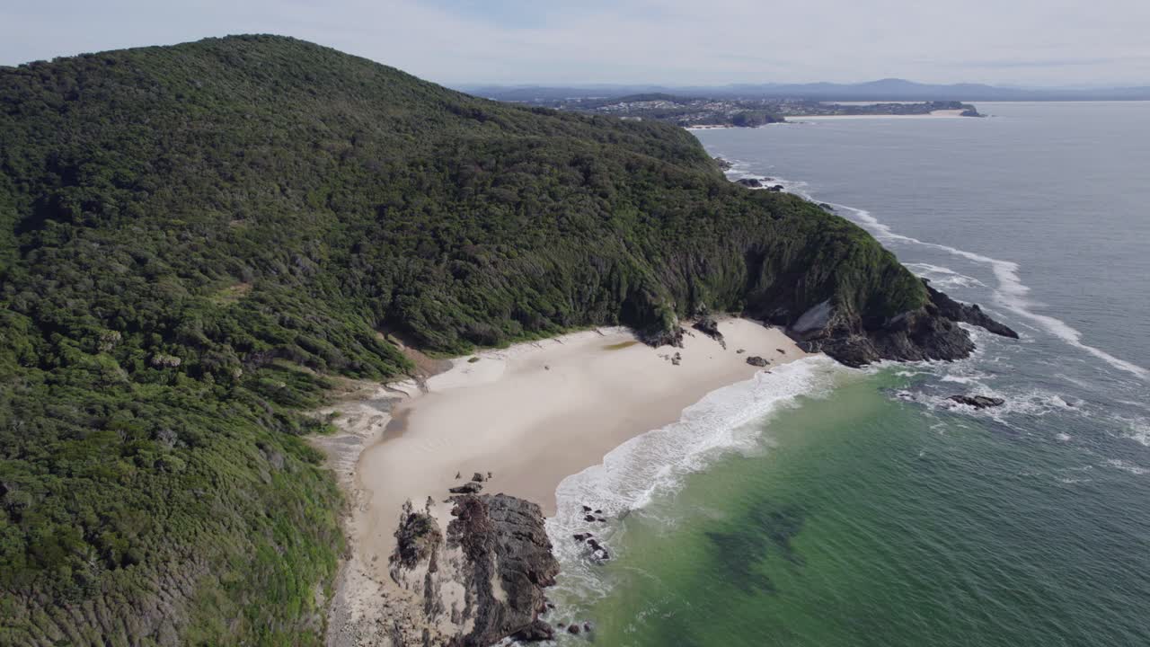 Onde che si infrangono sulla spiaggia sabbiosa di Burgess a Forster, Nuovo Galles del Sud, Australia - ripresa aerea con drone.