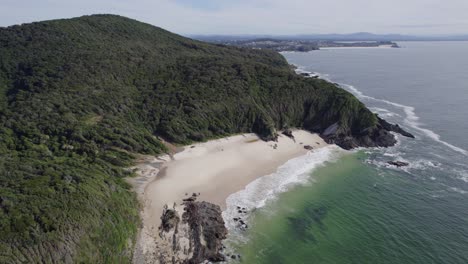 Wellen,-Die-Am-Sandstrand-Von-Burgess-In-Forster,-Nsw,-Australien-Krachen---Luftdrohnenaufnahme