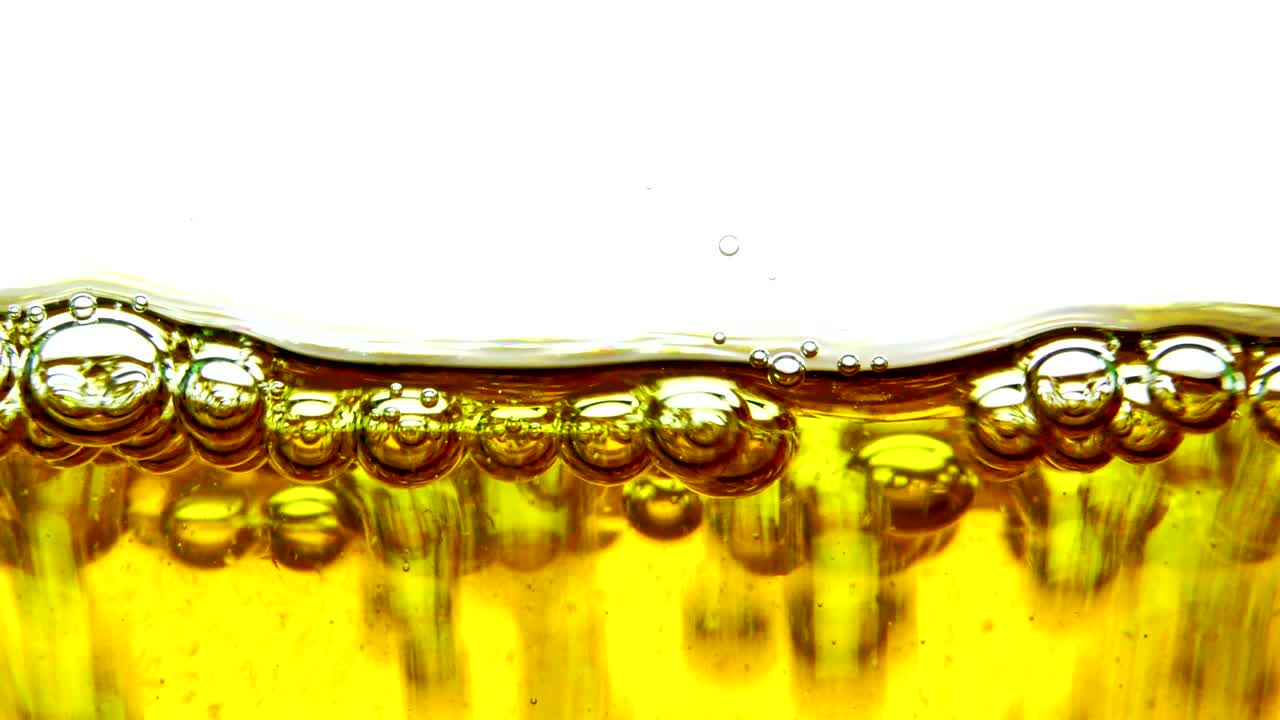 유리 배경 뒤에 있는 물 거품