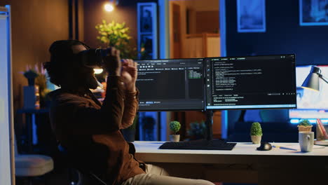 experto que usa auriculares de realidad virtual de alta tecnología para visualizar líneas de código