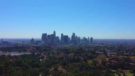 toma aérea lenta volando hacia la ciudad de los angeles, california