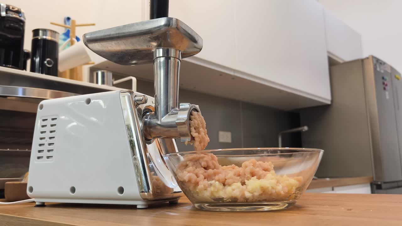 приготовление измельченной курицы на кухне