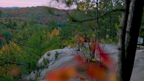 Wanderer-Geht-Zum-Rand-Des-Klippenaussichtspunkts-In-Malerischer-Herbstlandschaft