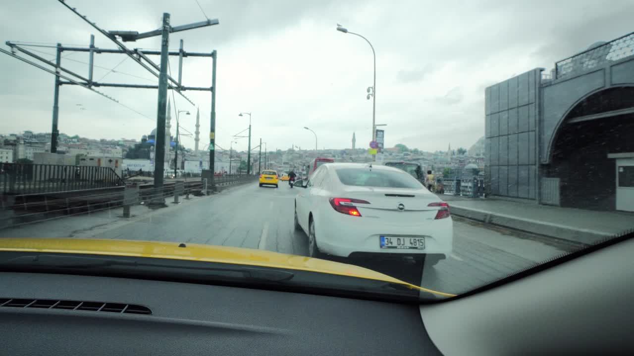 conductor de taxi pov conduce por las calles de estambul, turquía. vista desde el asiento del pasajero con reflejos visibles en el parabrisas del coche