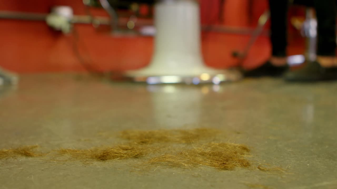 이발소 에서 일 하는 이발사 4k