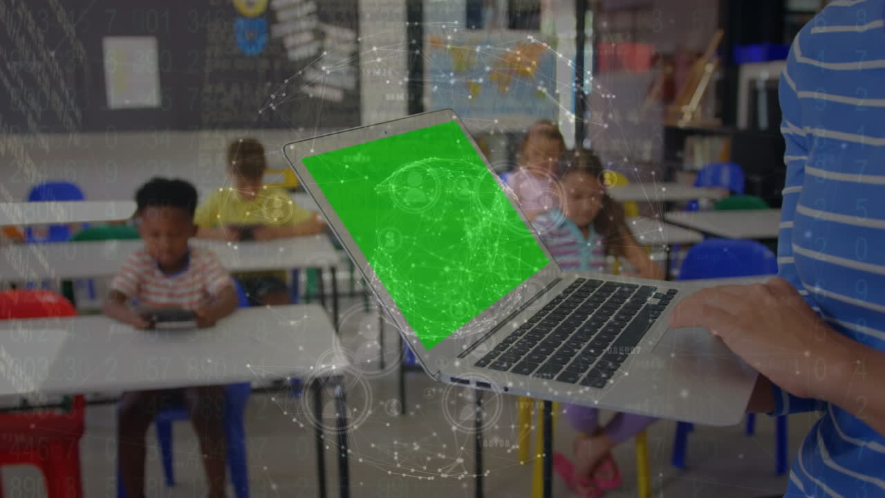 animación de conexiones y globo sobre las manos de un niño caucásico usando una computadora portátil con espacio de copia