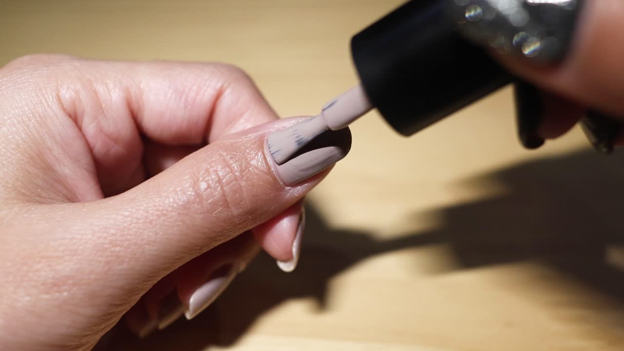 Sequential nail polish application on fingernails