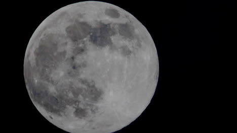 Primer-Plano-Macro-De-La-Luna-Llena-Brillante-En-Movimiento-Contra-El-Cielo-Oscuro-Por-La-Noche---Lapso-De-Tiempo-De-La-Luz-De-La-Luna-Del-Cosmos