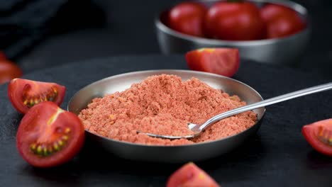 polvo de tomate en una mesa giratoria (con bucle sin costuras)