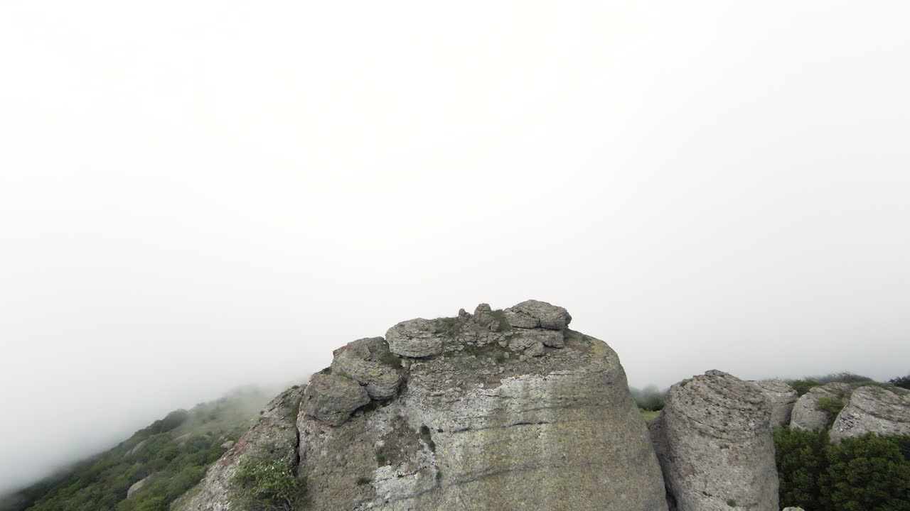 안개가 가득한 산꼭대기
