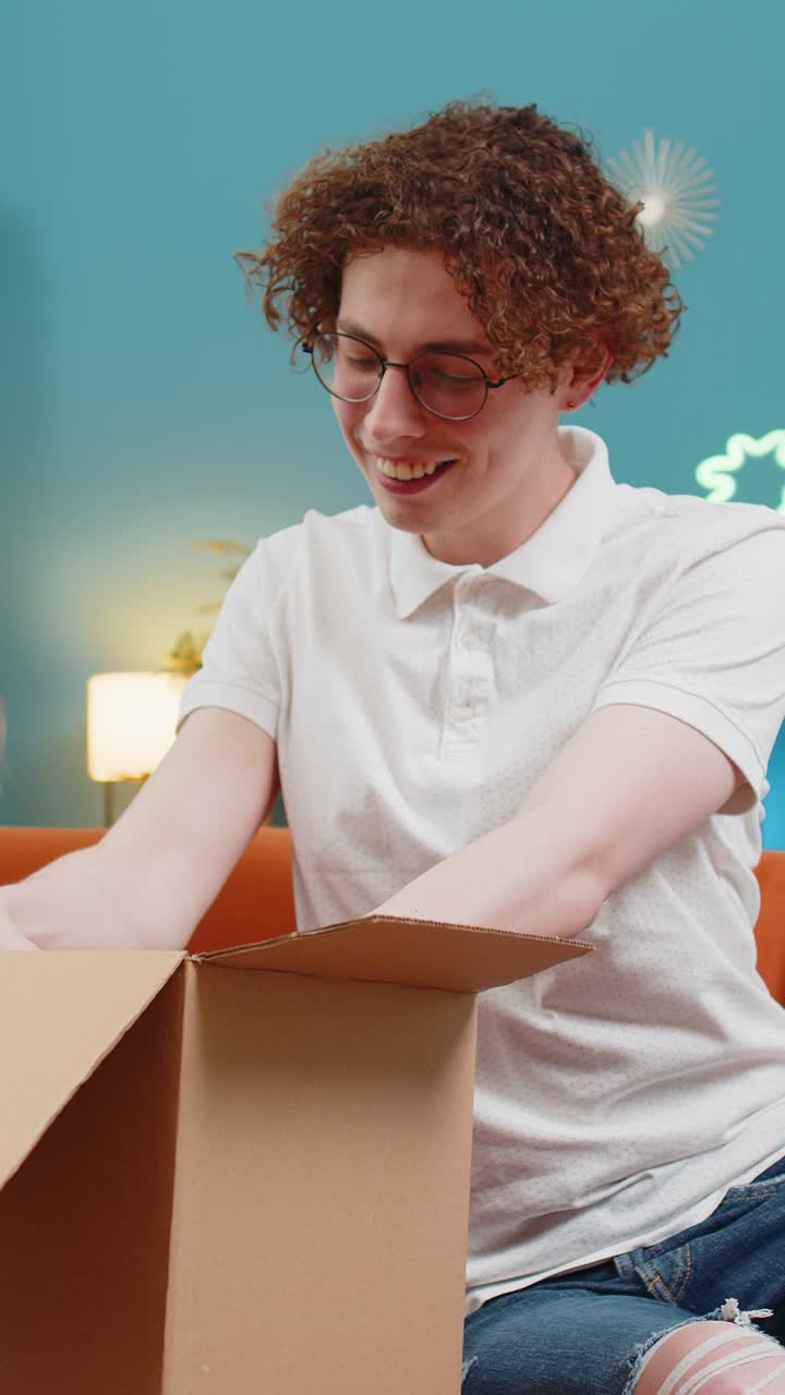 Hombre cliente feliz desempaquetando paquete de entrega abriendo caja de cartón recibiendo regalo de compra en casa