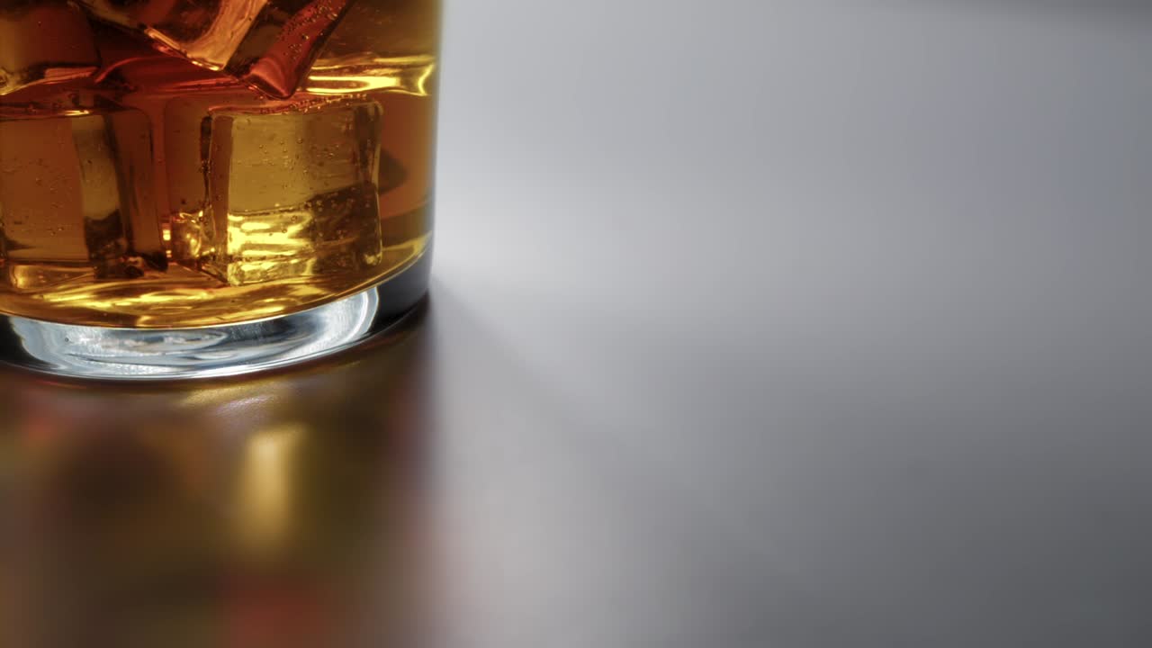 음료의 1000fps 얼음 조각