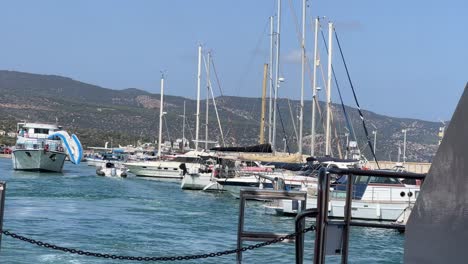 Saliendo-Del-Puerto-De-Paphos-En-El-Barco-Durante-El-Día-De-Verano.