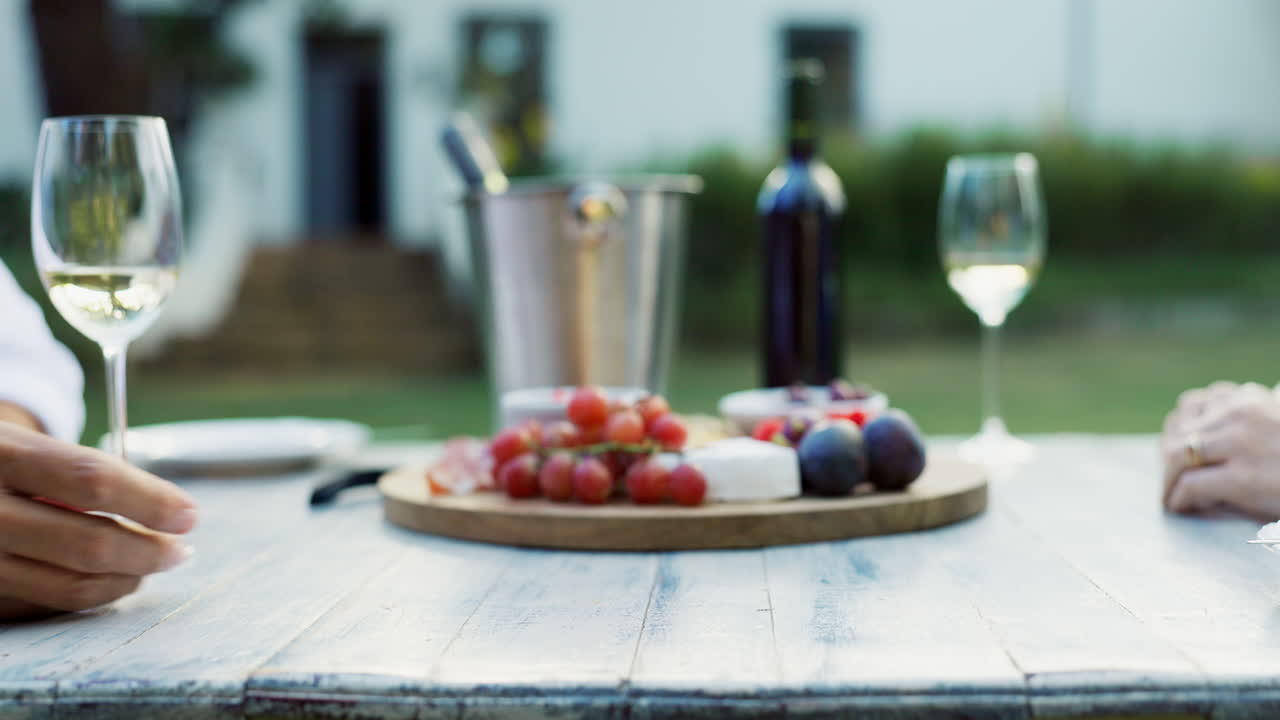 밖에서 손을 잡고 있는 노인 부부