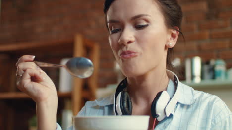 Mujer-Comiendo-Cornflaces-Con-Leche-En-La-Cocina.-Niña-Disfrutando-De-Cereal-Para-El-Desayuno