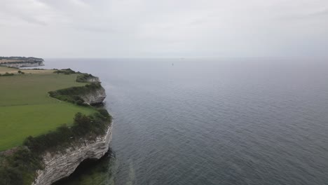 Drohnenflug-Entlang-Einiger-Klippen-Am-Meer-In-Dänemark-Mit-Vögeln