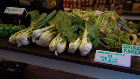 Bok-Choy-Sitzt-Auf-Dem-Display