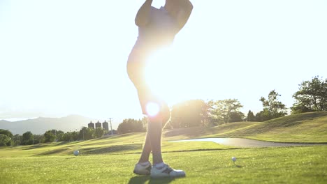 Zeitlupenaufnahme-Eines-Mannes-Auf-Einem-Resort-Golfplatz,-Der-Gerade-Dabei-Ist,-Einen-Golfball-Vom-Abschlag-Zu-Schlagen