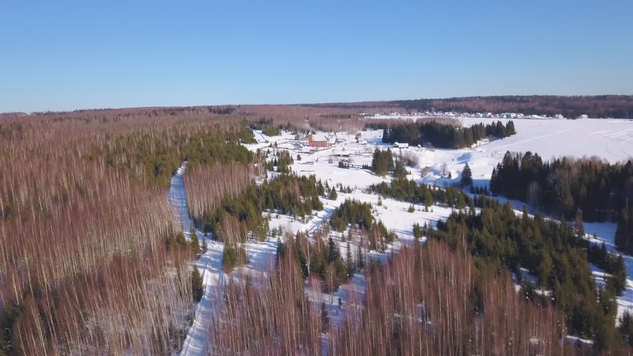 마을 과 함께 눈 인 숲 풍경