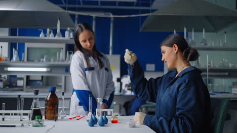 dos científicos realizando experimentos en un laboratorio