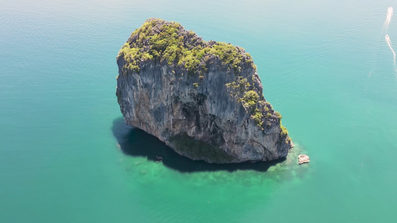 Ripresa aerea ad alta quota di una famosa scogliera calcarea oceanica, Koh Poda, Krabi