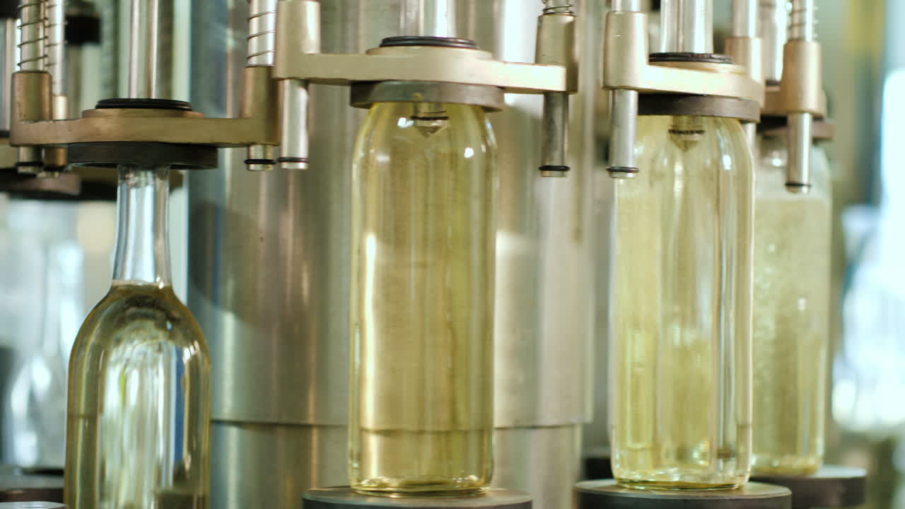 기계는 와인으로 병을 채운다