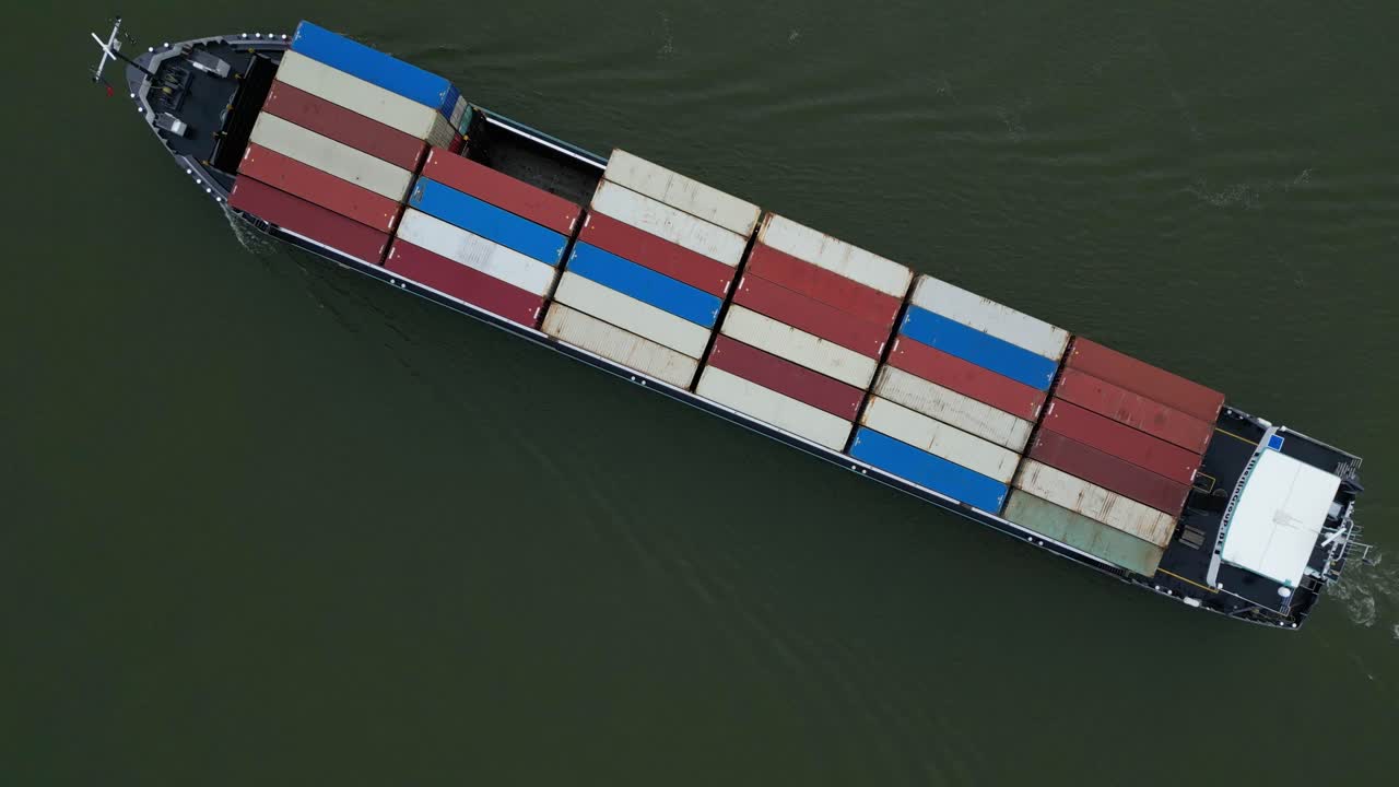 vista aérea de arriba hacia abajo de los contenedores de carga que se transportan en el río