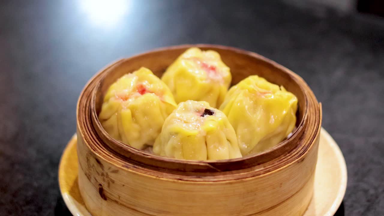 Bolinhos Dim Sum em um cesto de bambu para vapor