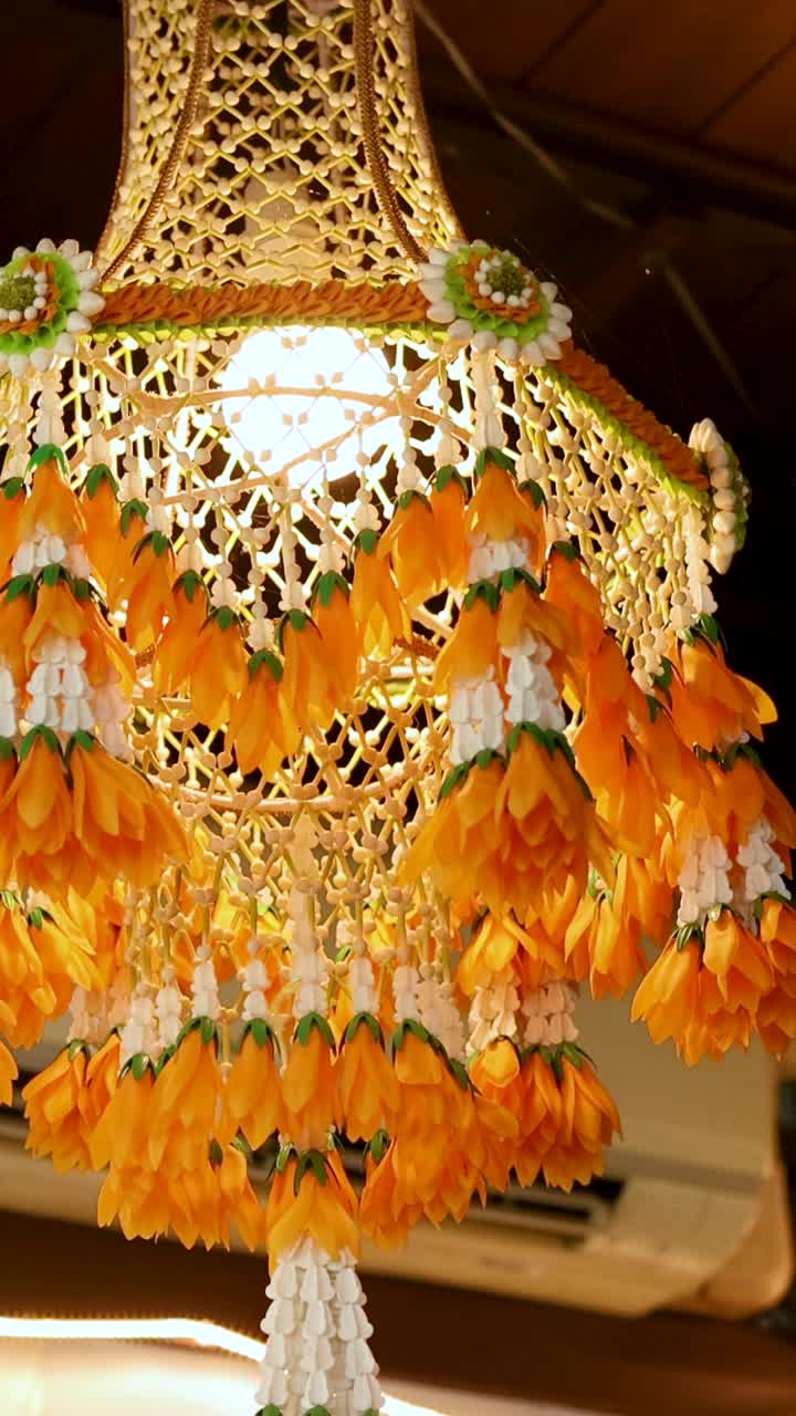 태국 방 의 실내 에 매달린 장식적 인 꽃줄