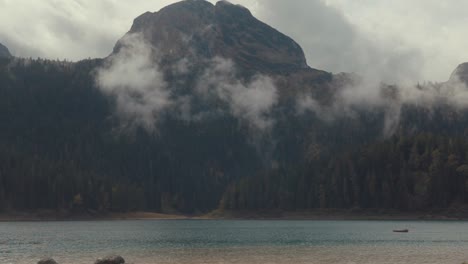 paisaje de lagos de montaña con niebla