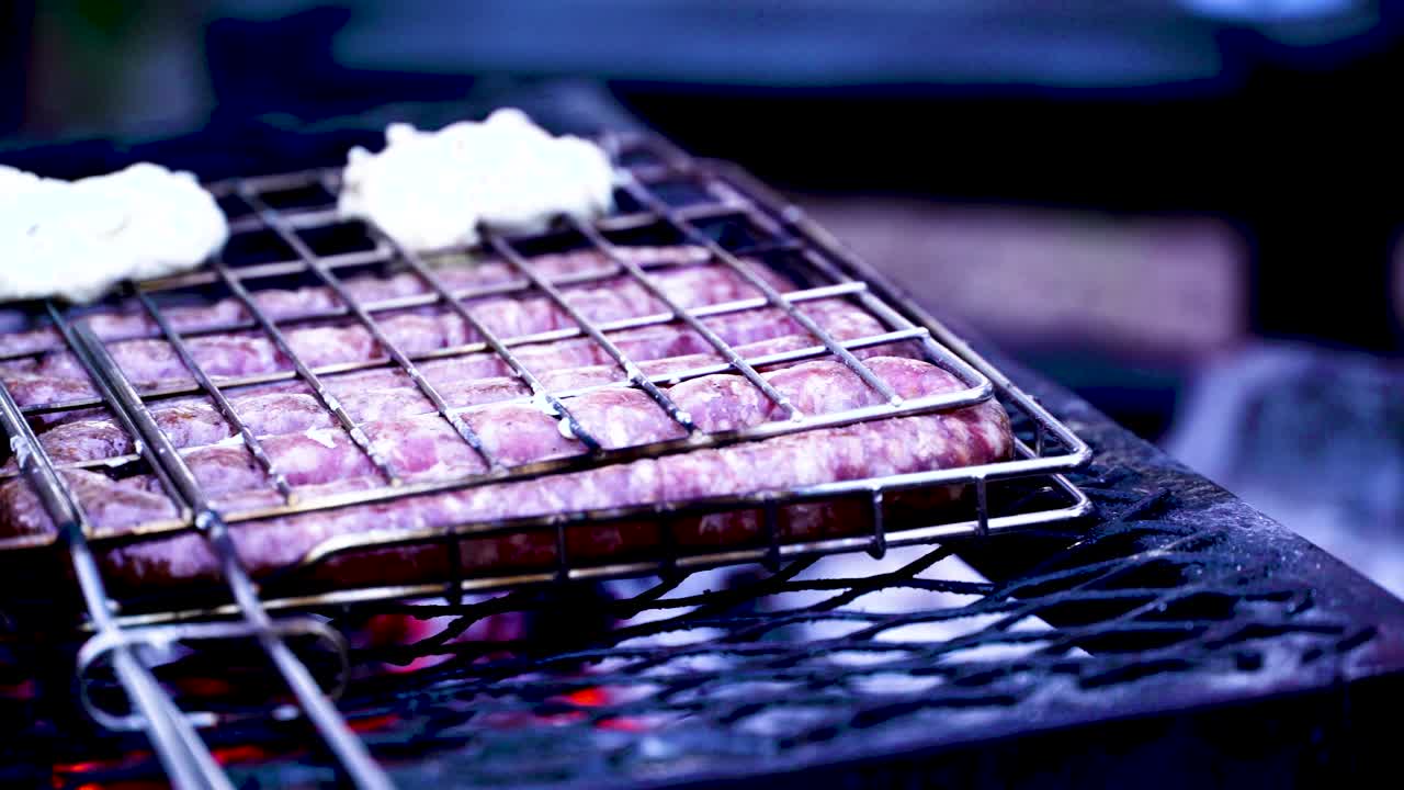 카메라가 우아하게 움직일 때, 맛있는 소시지를 드러 ⁇ 니다.