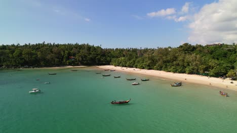 Hermoso-Dron-Aéreo-De-Barcos-Anclados-En-La-Playa-De-Karon-En-Un-Día-Soleado-En-Phuket,-Tailandia,-Con-Agua-Tropical-Azul-Turquesa