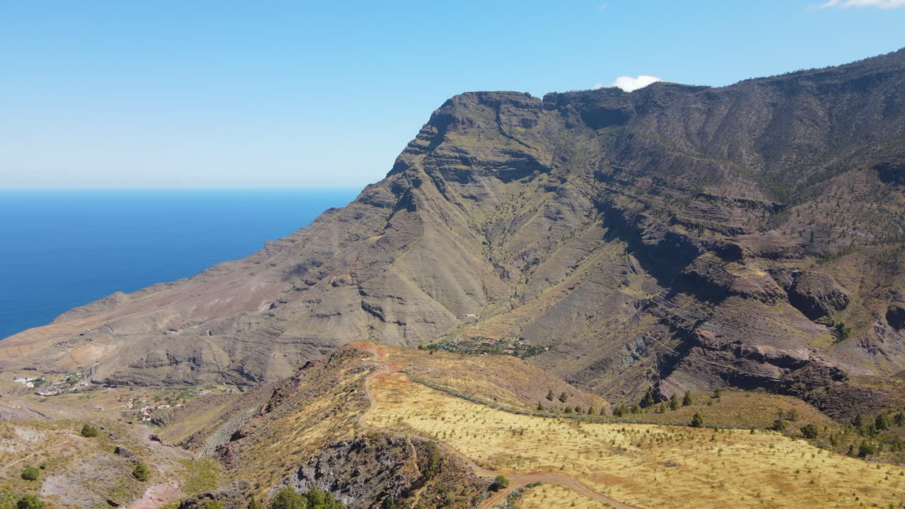 parque natural de tamadaba, tirma: vista aérea viajando en un paisaje fantástico con altas montañas y roque faneque en este parque natural en la isla de gran canaria en un día soleado
