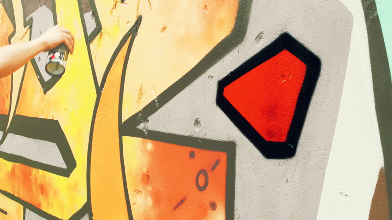 L'artista disegna graffiti su una recinzione. Graffiti su una recinzione.