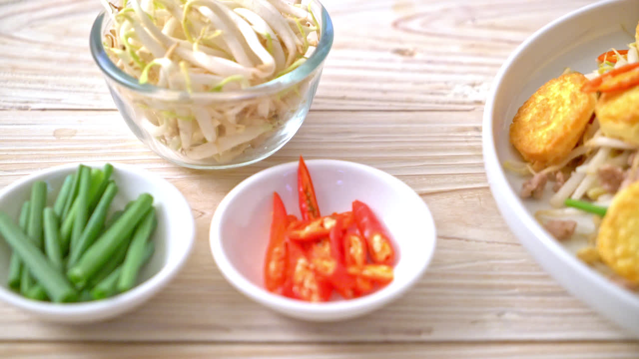 볶은 콩나물, 달걀 두부, 다진 돼지고기 - 아시아 음식 스타일