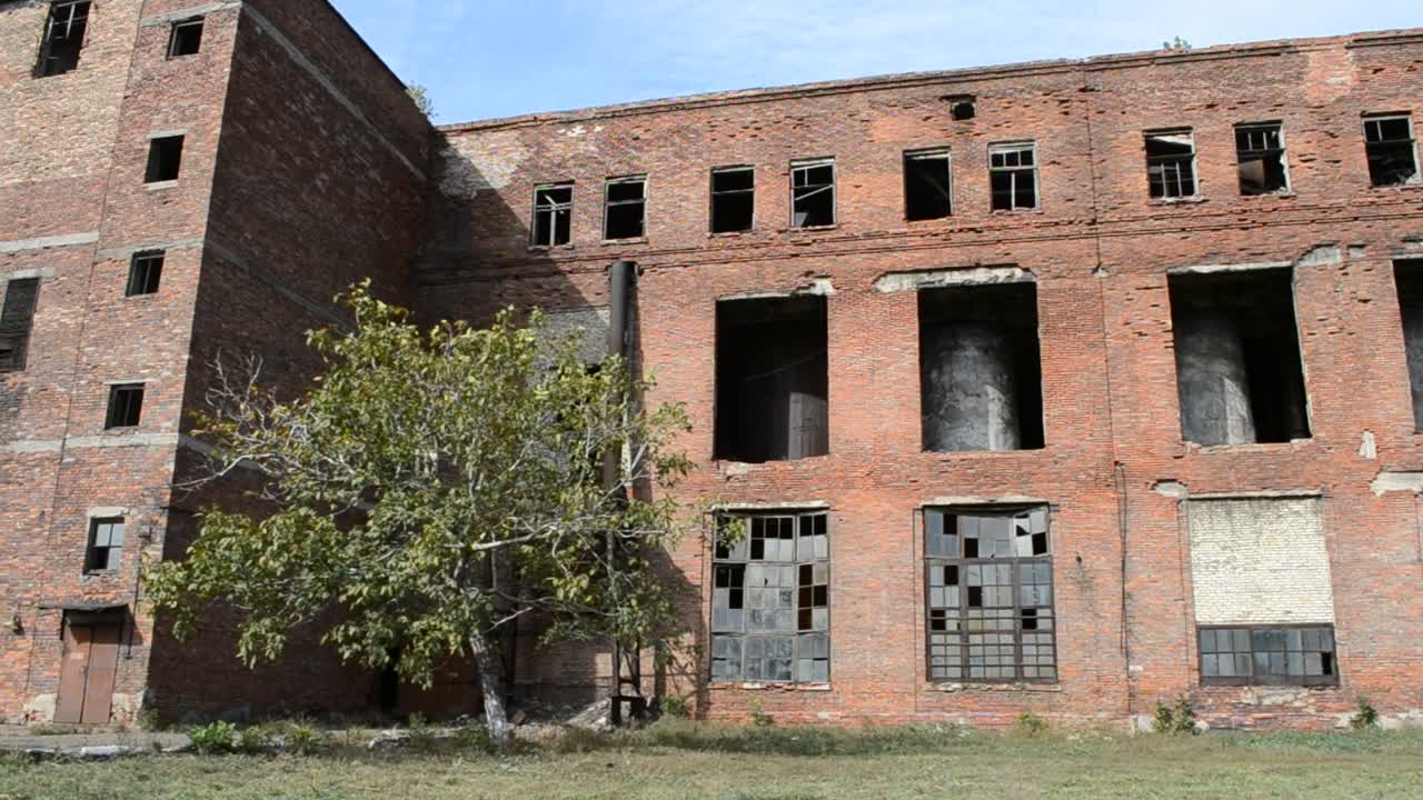 L'edificio industriale distrutto. Stabilimento.