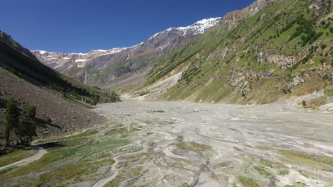 Drone-shot-of-the-mountains-valley-at-Naltar-Valley-in-Pakistan,-wide-aerial-shot-flying-towards-the-ground