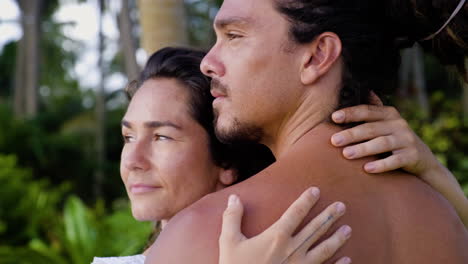 pareja abrazándose al aire libre