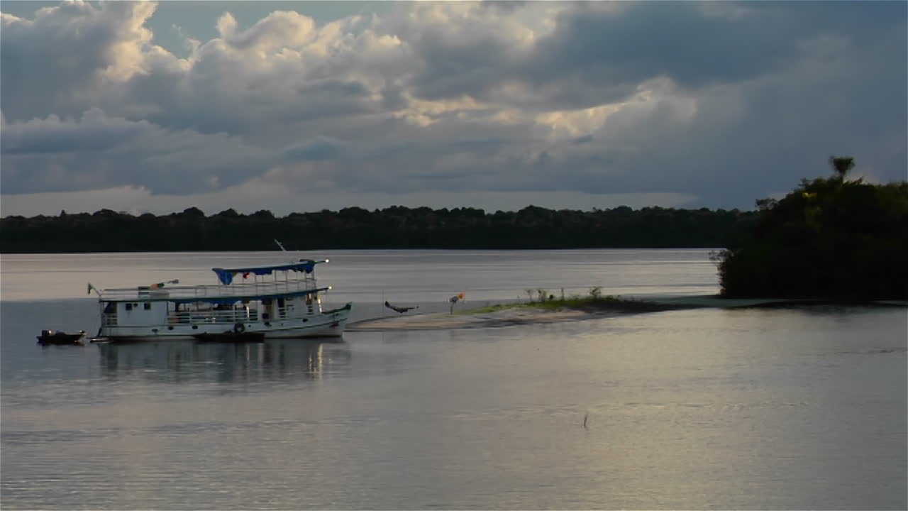 강 보트는 브라질의 아마존 강의 작은 항구에 들어옵니다.