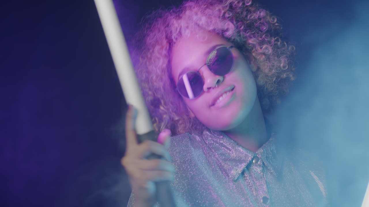 Stilfuld kvinde i neonlys