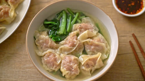 sopa wonton de cerdo o sopa de albóndigas de cerdo con verduras - estilo de comida asiática