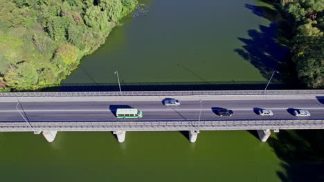 carretera de cruce con automóvil en movimiento