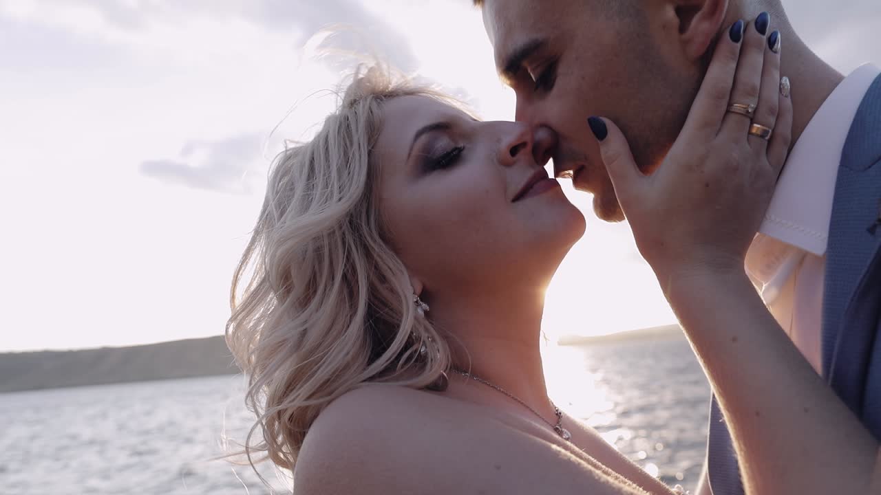 Coppia di sposi. Adorabili sposo e sposa. Famiglia felice. Uomo e donna innamorati