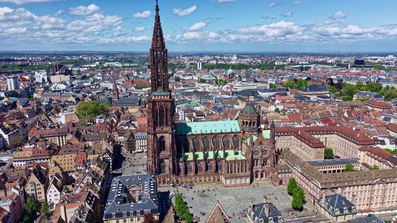 Riprese panoramiche con drone accanto alla Cattedrale di Strasburgo sopra il centro storico della città