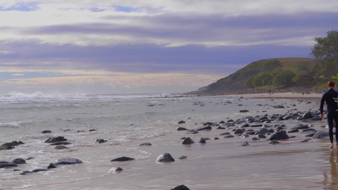 surfista caminando por la playa - crescent head - nsw australia