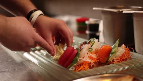 el chef está preparando sushi sashimi.