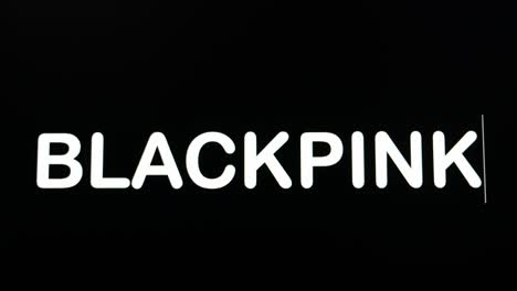 close up de blackpink siendo escrito en la pantalla del monitor de la computadora con el cursor parpadeante en el fondo negro espacio de copia