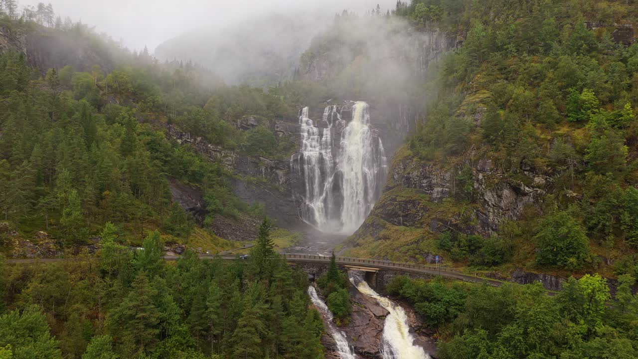 Vista aerea della cascata Skjervefossen con spruzzi e vapore sulle rocce norvegesi.