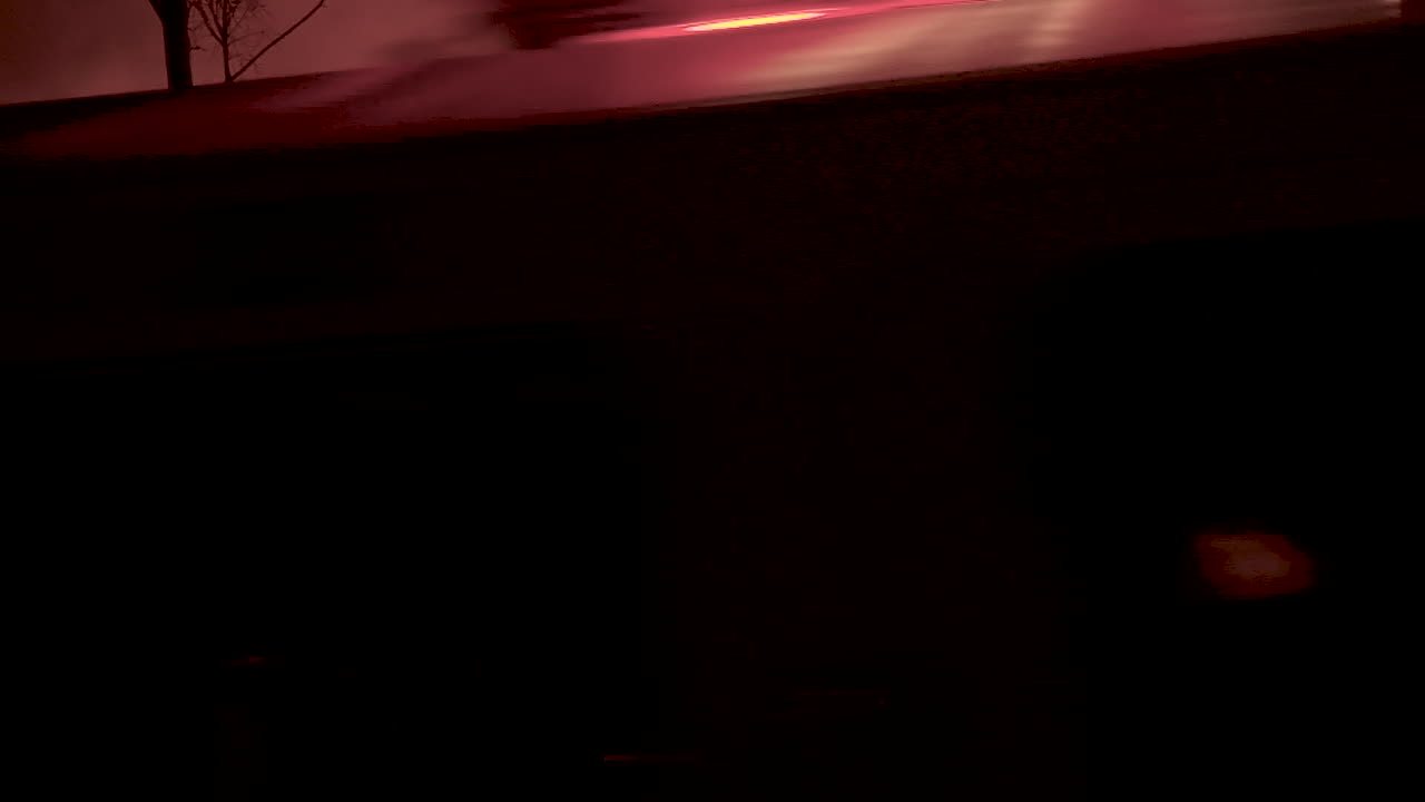 골레타 캘리포니아에서 휴일 화재 동안 밤에 야자나무가 화염에 휩싸였습니다.