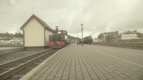 en un día nublado, una máquina de vapor que inspiró a thomas the tank engine llega a la estación de tren